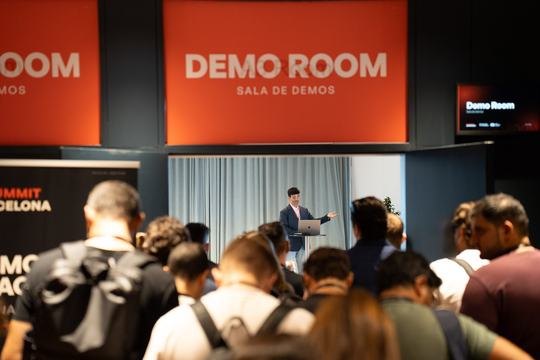 Demo Room at AI Summit Barcelona, Sami presenting to a standing crowd